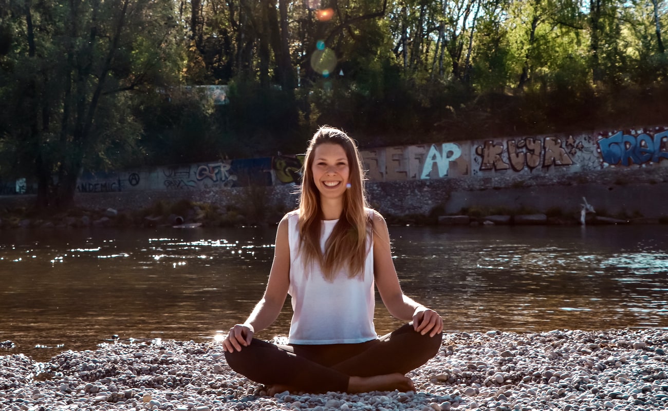 Yogalehrerin Julia im Schneidersitz - Sukhasana